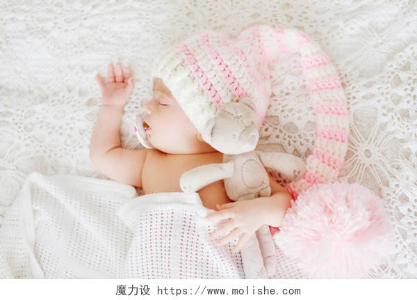 婴儿戴着巨大的帽子正在睡觉世界睡眠日